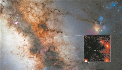 圖像顯示了新發(fā)現(xiàn)的雙星D9的位置，它正圍繞人馬座A運行。圖片來源：歐洲南方天文臺.jpg